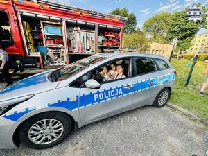 Dzieci w policyjnym radiowozie