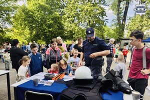 Dzieci przy policyjnym stoisku