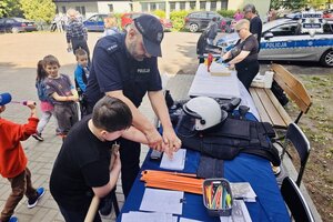 Dziecko wykonujące pamiątkowe odciski palców