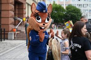 Policyjna maskotka wita się z uczestnikami