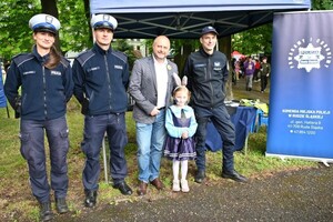 Policjanci pozują do zdjęcia z Prezydentem Miasta