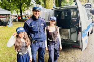 Policjant pozuje do zdjęcia z dziećmi