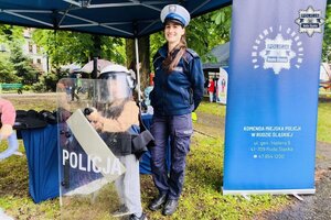Policjantka z dzieckiem pozują do zdjęcia