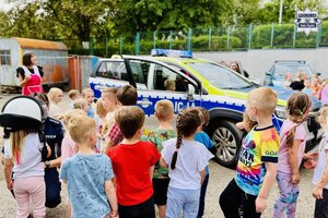 Dzieci oglądają policyjny radiowóz i sprzęt