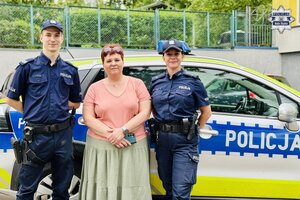 Policjanci pozują do zdjęcia z przedstawicielka Miejskiej Biblioteki Publicznej