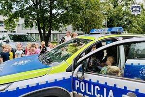 Dzieci oglądają policyjny radiowóz