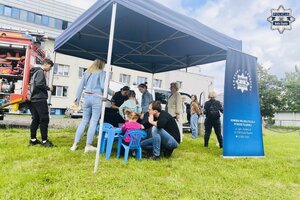 Uczestnicy wydarzenia przy stoisku policyjnym
