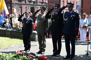 Przedstawiciele służb miejskich oddają honor
