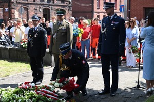 Przedstawiciele służb miejskich składają kwiaty