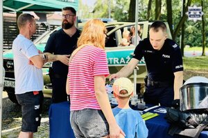 Uczestnicy festynu przy policyjnym stoisku