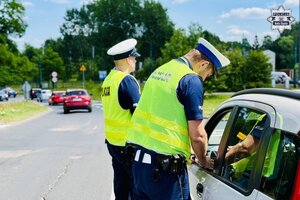 Policjanci ruchu drogowego podczas kontroli drogowej