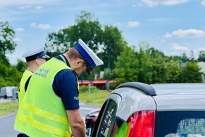 Policjanci ruchu drogowego podczas kontroli drogowej