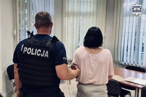 Policjant z zatrzymaną kobietą