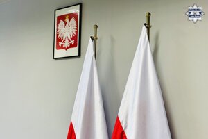 Wyeksponowane flagi RP oraz godło państwowe