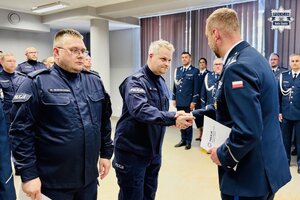 Komendant gratuluje młodszemu aspirantowi