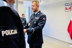 Komendant gratuluje wyróżnionym policjantom