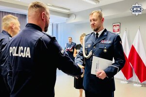 Komendant gratuluje wyróżnionym policjantom
