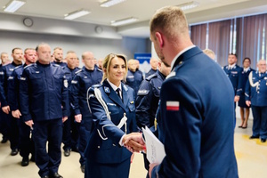 Komendant gratuluje podkomisarzowi