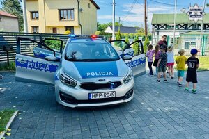 Dzieci przy radiowozie