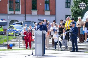 lektor przy mównicy