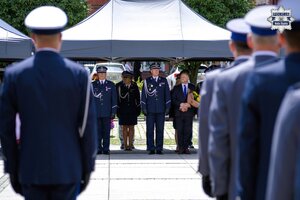 Pododdziały policjantów, w tle trybuna honorowa