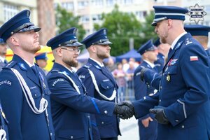 Moment odznaczenia medalami związkowymi policjantów