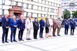 Moment odznaczenia medalami związkowymi osób współpracujących z Policją