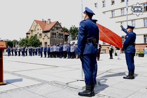 Moment podniesienia flagi państwowej na maszt