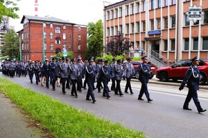Przemarsz orkiestry i policjantów