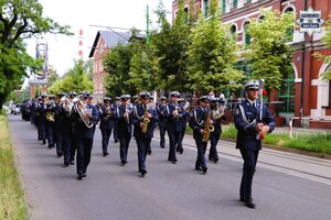 Przemarsz orkiestry i policjantów