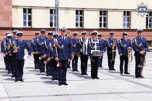 orkiestra policyjna na rynku