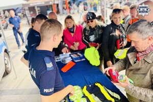 Policjanci rozmawiają z uczestnikami wydarzenia