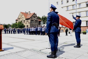 Moment podniesienia flagi państwowej na maszt