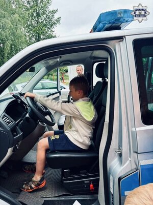 Dzieci oglądają radiowóz
