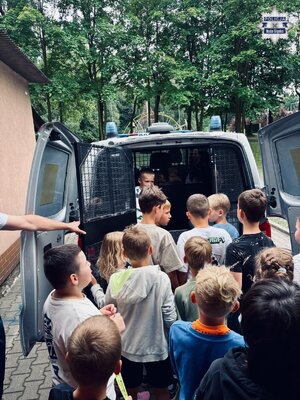 Dzieci oglądają radiowóz