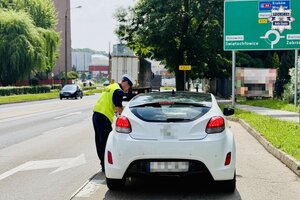 Policjant wykonuje czynności służbowe