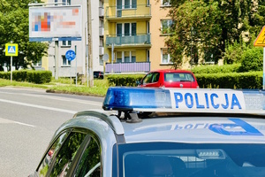 Sygnały uprzywilejowane radiowozu, w tle znak przejścia dla pieszych