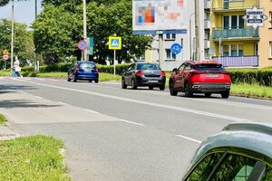 Pieszy przechodzi przez przejście