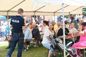Policjant podczas spotkania z mieszkańcami miasta