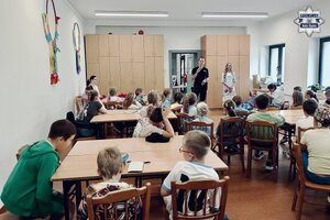 Policjant na spotkaniu z uczestnikami półkolonii