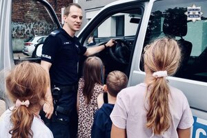 Policjant na spotkaniu z uczestnikami półkolonii