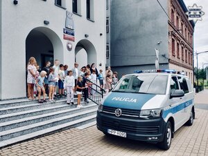 Policjant na spotkaniu z uczestnikami półkolonii