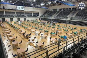 Hala sportowa z rozstawionymi stołami do brydża