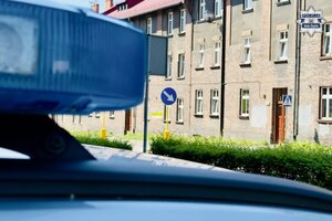 Sygnały świetlne radiowozu w tle przejście dla pieszych
