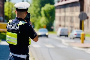 Policjant kontroluje prędkość w rejonie przejść dla pieszych