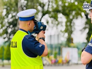 policjant dokonujący kontroli drogowej