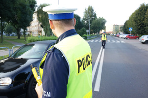 Policjant dokonujący pomiaru trzeźwości