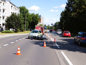 miejsce zdarzenia drogowego z udziałem motocykla i samochodu
