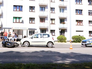 miejsce zdarzenia drogowego z udziałem motocykla i samochodu