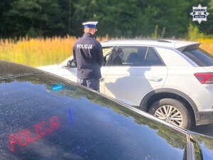 kontrola prędkości dokonywana przez policjantów